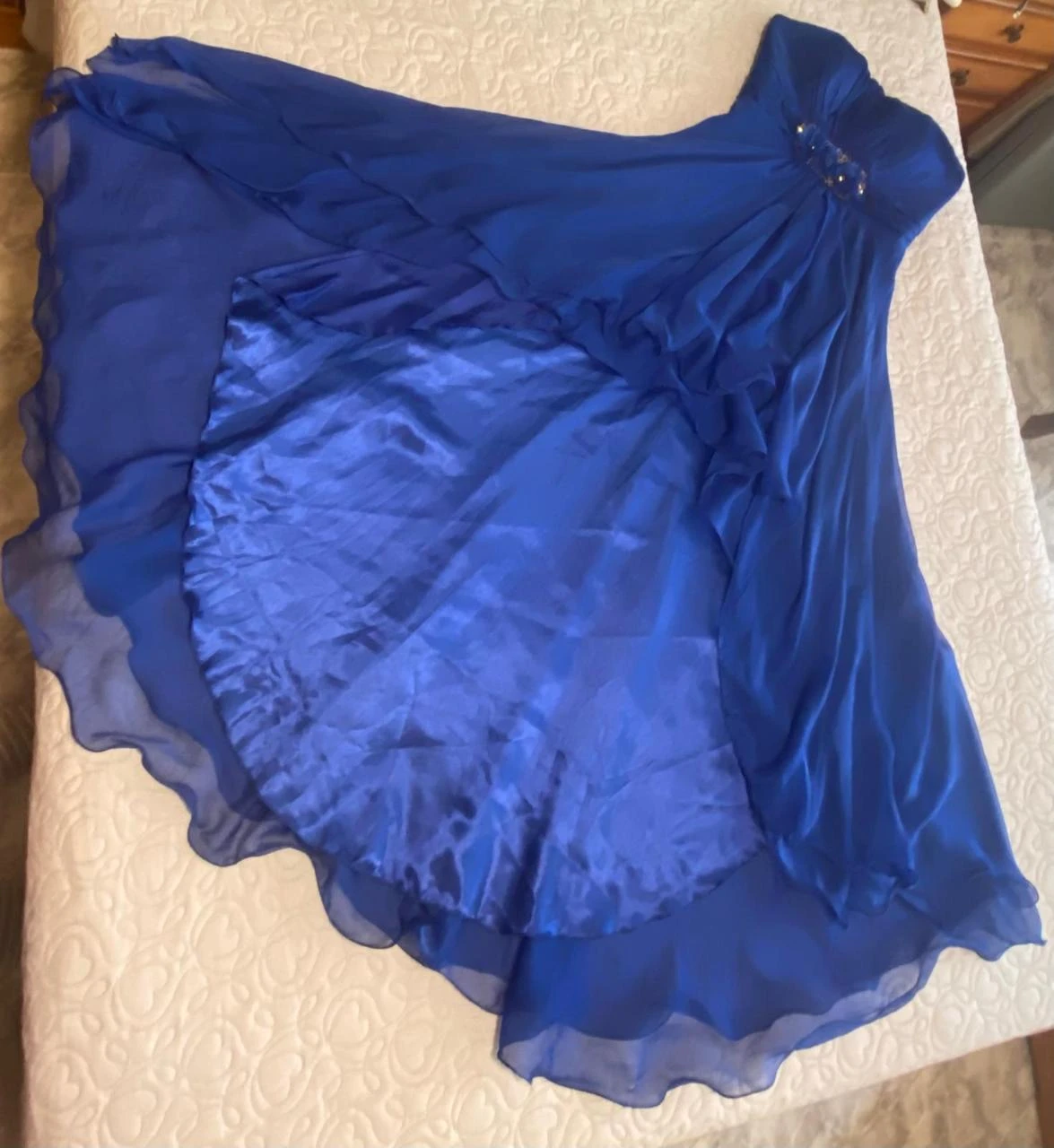 Vestido de festa romântico azul royal, corte "Hi-Lo" com pedrarias. – photo 11